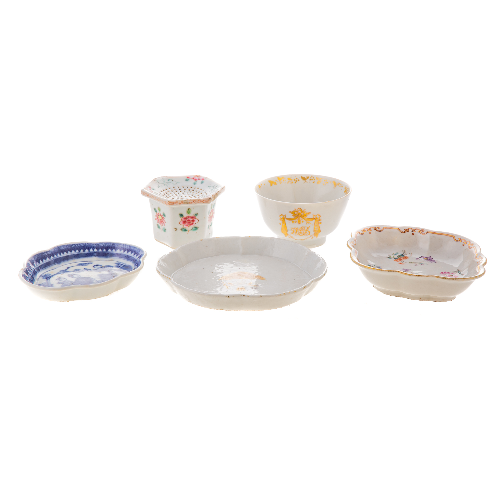 Appraisal: FIVE CHINESE EXPORT PORCELAIN ARTICLES th and th centuries includes