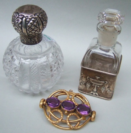 Appraisal: A Victorian gilt metal and mauve paste set shaped oval