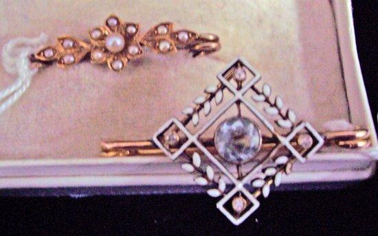 Appraisal: A bar brooch of square design and leaf front set