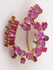 Appraisal: A yellow metal tests carat gold pink sapphire brooch approx