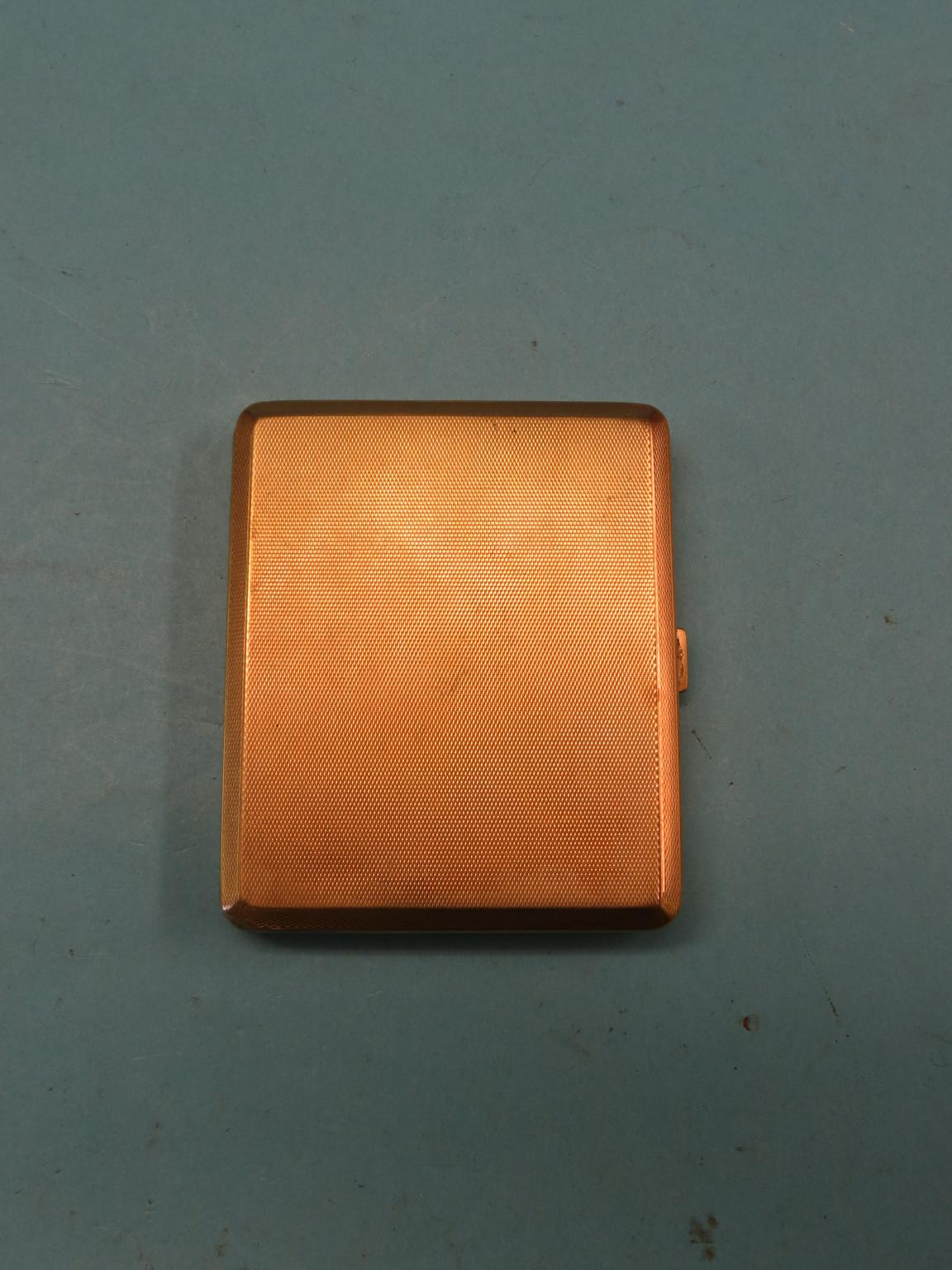 Appraisal: An engine-turned ct gold cigarette case grams presentation inscription