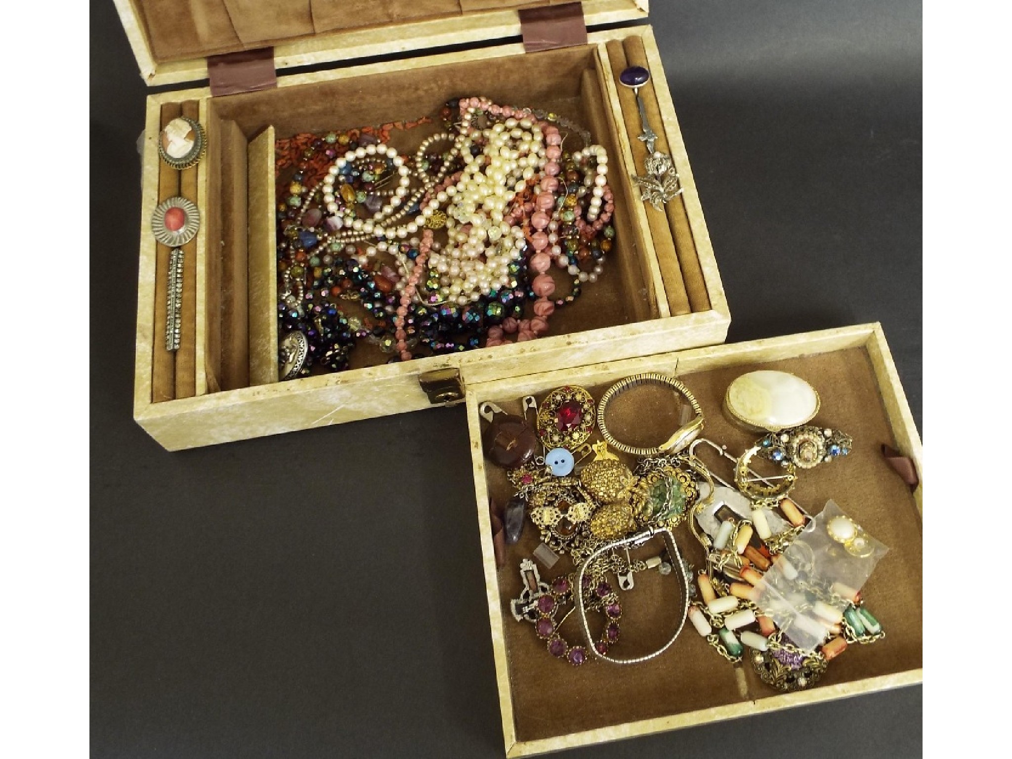 Appraisal: Jewellery box containing an assortment of costume jewellery including brooches