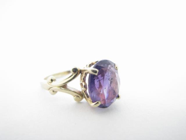 Appraisal: A K yellow gold fashion ring with oval amethyst size