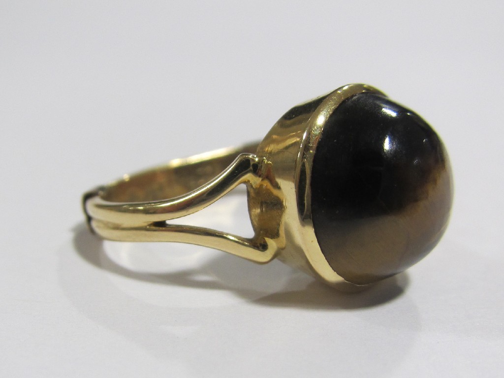 Appraisal: Eighteen carat gold tigers eye single ring