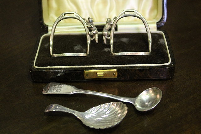 Appraisal: A PAIR OF MINIATURE SILVER STIRRUP NAPKIN RINGS surmounted by