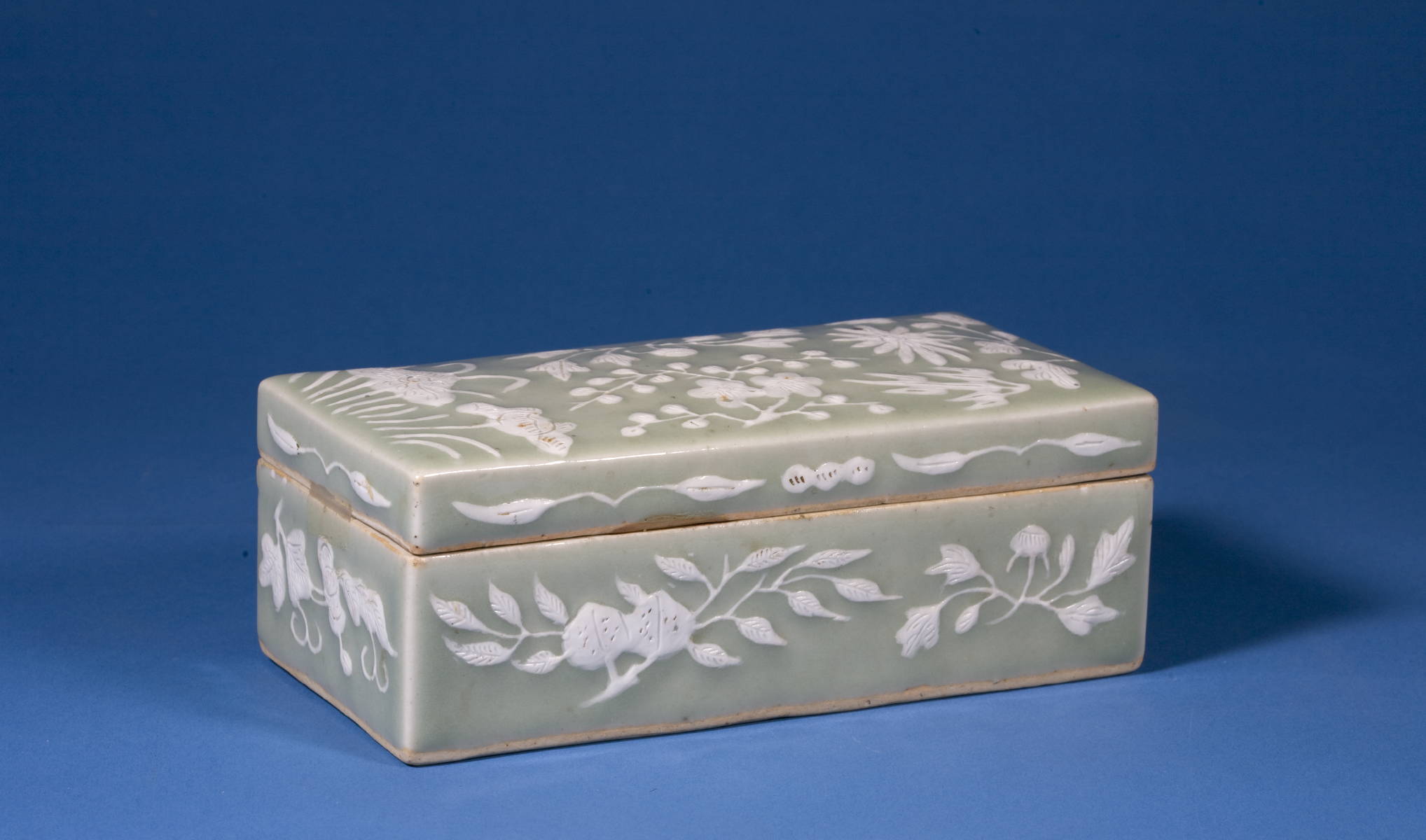 Appraisal: CHINESE EXPORT PORCELAIN CELADON-GROUND RAZOR BOX Length inches