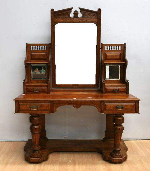 Appraisal: A late Victorian walnut and satinwood dressing table cm wide