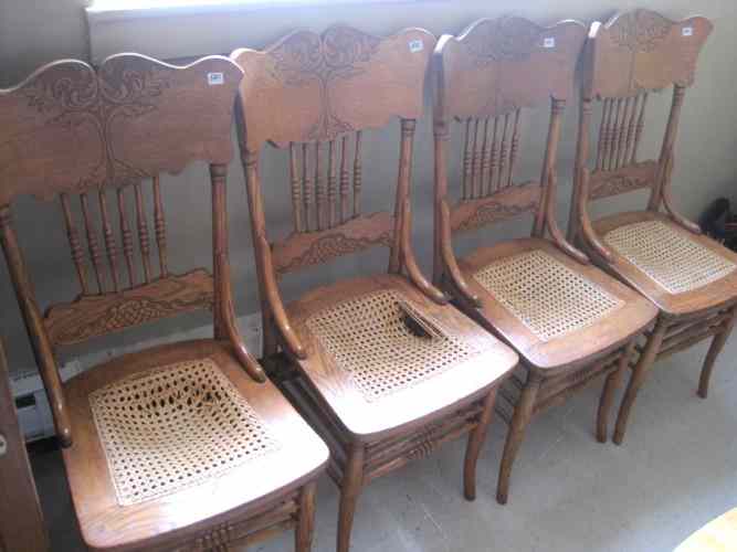 Appraisal: A SET OF FOUR OAK PRESSED-BACK DINING CHAIRS American c