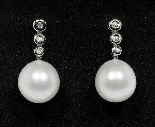 Appraisal: PEARL AND BRILLIANT-CUT DIAMOND STUD EARRINGS White gold Elegant stud