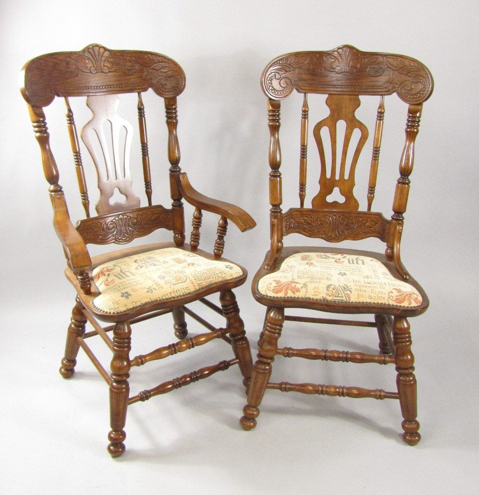 Appraisal: A set of eight oak dining chairs with carved crest