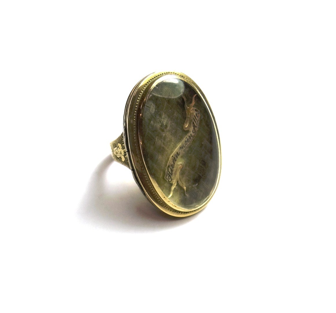 Appraisal: A gold oval locket ring glaze to the front with