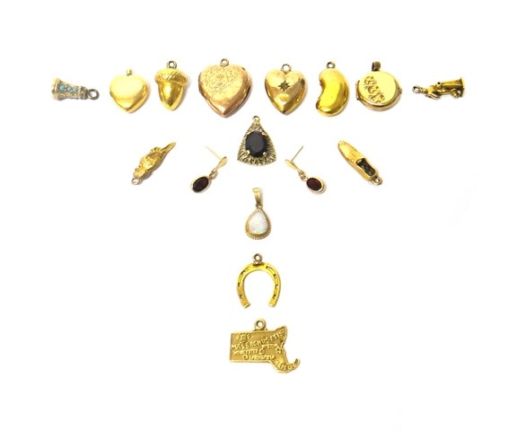 Appraisal: Mostly gold jewellery comprising three heart shaped pendant lockets a