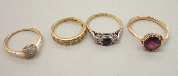 Appraisal: A gold and diamond set seven stone cluster ring an