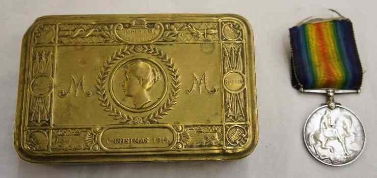 Appraisal: WW Christmas Tin with WW Campaign Medal awarded to Gunner