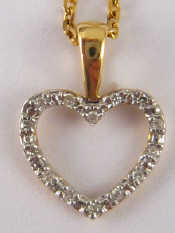 Appraisal: A yellow metal tests carat gold diamond set heart shaped