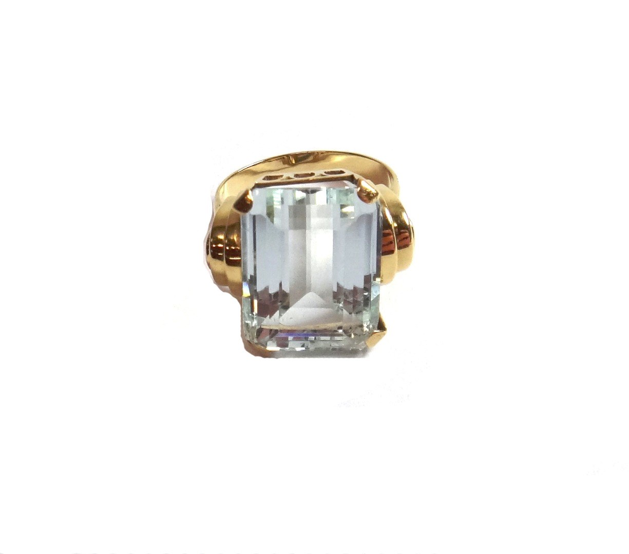 Appraisal: A gold mounted aquamarine set single stone ring claw set