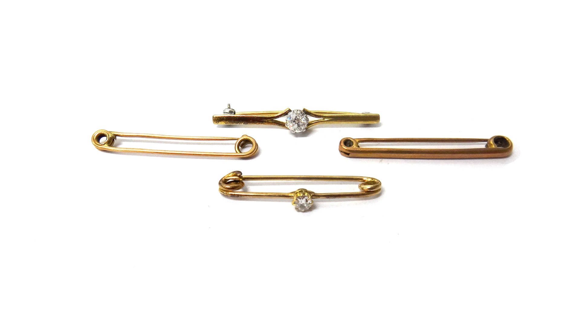 Appraisal: A diamond set single stone bar brooch claw set with