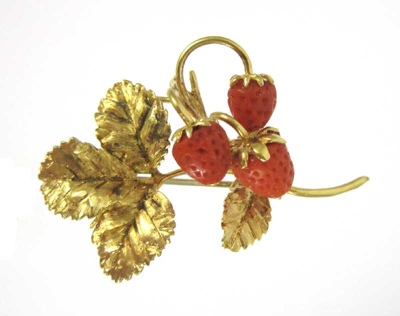 Appraisal: ITALIAN CORAL AND EIGHTEEN KARAT GOLD BROOCH The yellow gold