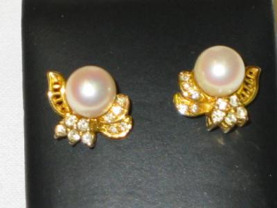 Appraisal: A PAIR OF DIAMOND AND PEARL STUD EARRINGS with ten