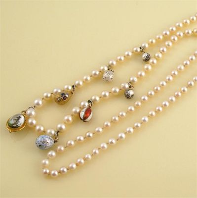 Appraisal: A long graduated single row cultured pearl necklace suspending seven