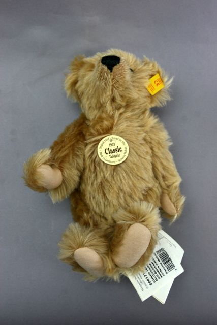 Appraisal: A cinnamon mohair Steiff teddy bear from the Classic Series