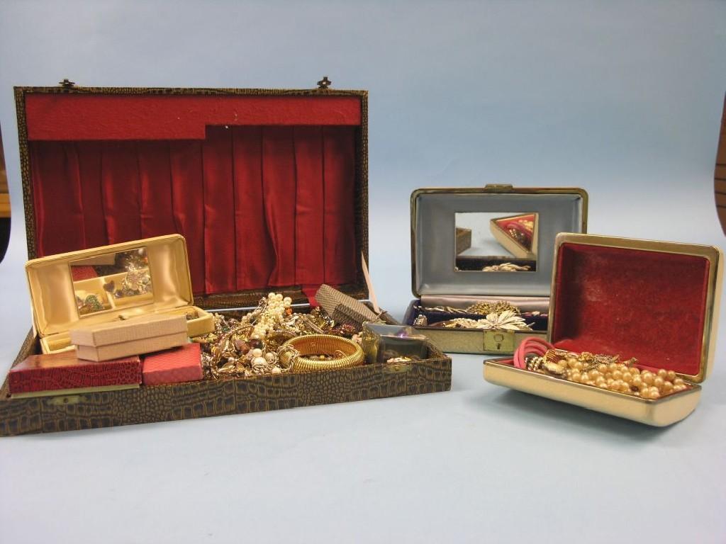 Appraisal: A quantity of costume jewellery including a variety of brooches