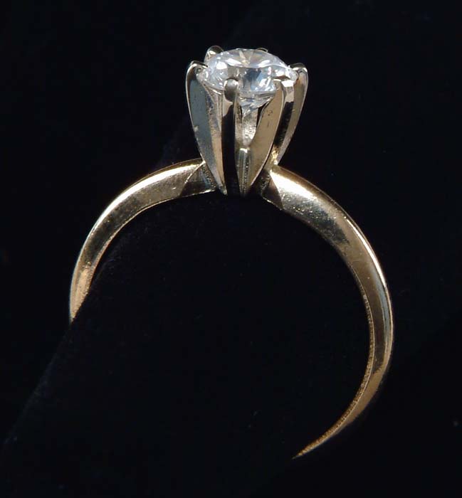 Appraisal: DIAMOND ENGAGEMENT RING Beautiful kt yellow gold ring set with