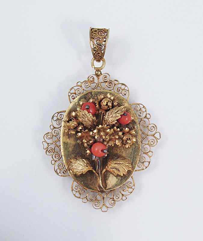 Appraisal: K GOLD VICTORIAN PENDANT K yellow gold filigree framed pendant