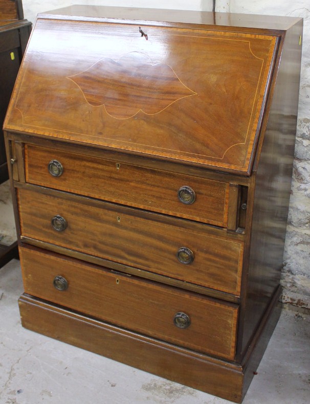 Appraisal: An Edwardian mahogany and boxwood strung bureau the top with