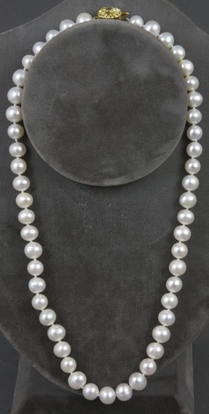 Appraisal: Necklace of - mm pearls l EST