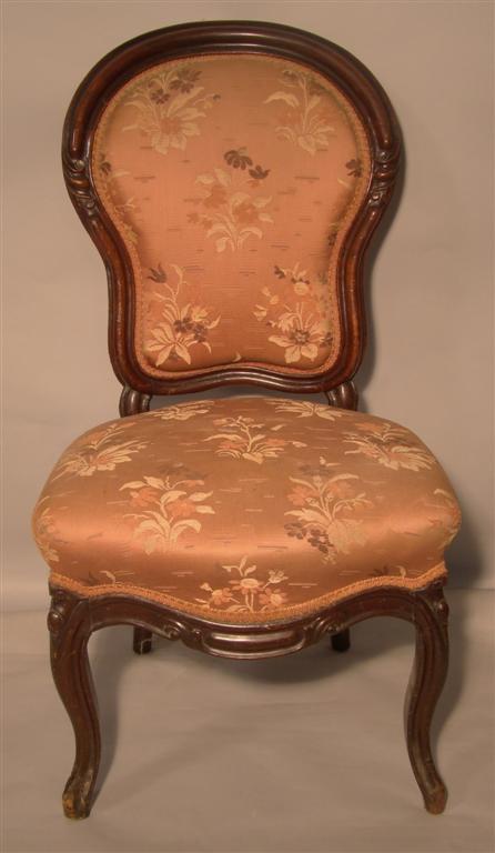 Appraisal: VICTORIAN MAHOGANY BALLOON BACK SIDE CHAIR The shaped upholstered back