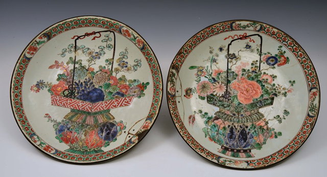 Appraisal: A PAIR OF CHINESE FAMILLE VERTE SHALLOW CIRCULAR DISHES the