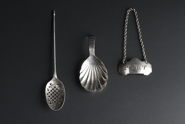 Appraisal: A GEORGIAN SILVER CADDY SPOON with shell shaped bowl shaped