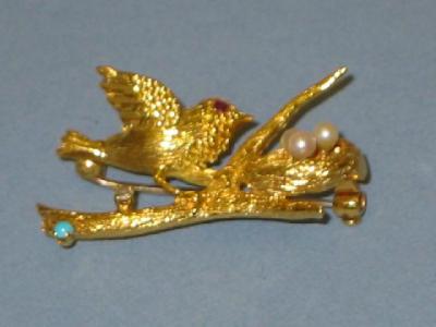 Appraisal: AN CT GOLD BROOCH modelled as a bird watching over