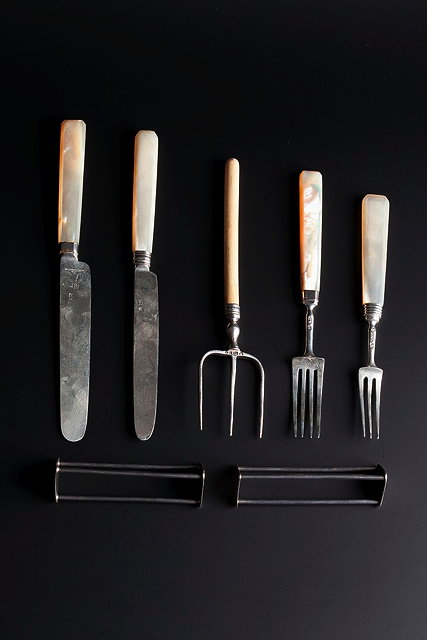 Appraisal: A COLLECTION TO INCLUDE a bone handled and silver bread