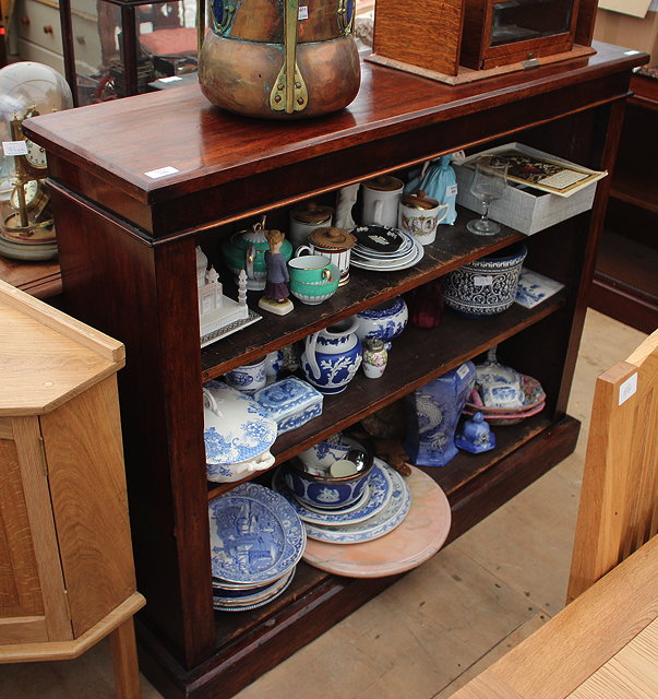 Appraisal: A TH CENTURY MAHOGANY OPEN BOOKCASE two adjustable shelves and