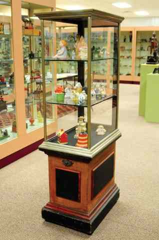 Appraisal: LEADED SHOWCASE AND STAND Three shelf glass case with lead