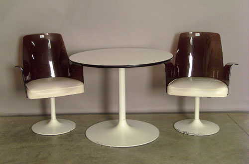 Appraisal: Modern table h w and chairs