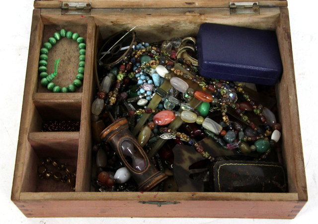 Appraisal: A quantity of costume jewellery including necklaces etc