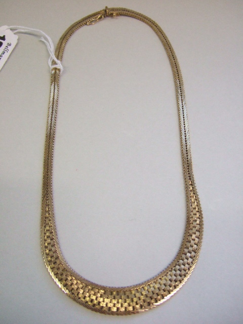 Appraisal: A ct gold collar necklace in a graduated textured brick