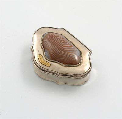 Appraisal: A silver mounted agate snuff box incuse marked 'HOGG' to