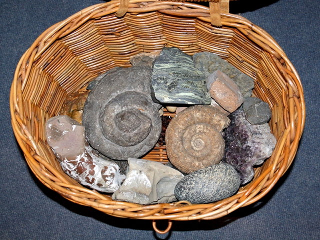 Appraisal: A MIXED LOT of minerals and fossils to include a