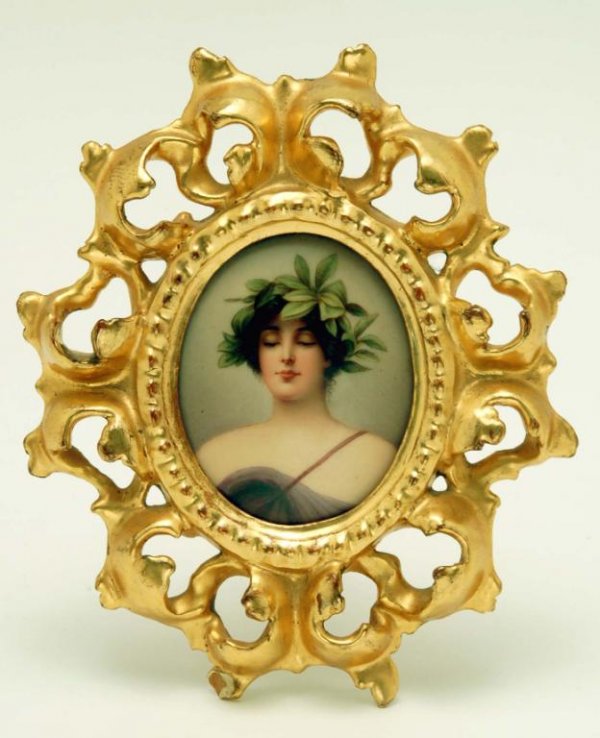 Appraisal: DESCRPITON Portrait miniature of a young girl with leaf crown