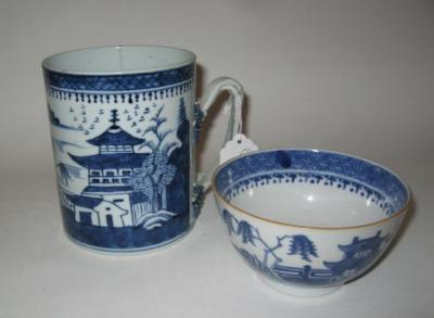 Appraisal: A CHINESE PORCELAIN TANKARD th century of cylindrical form with