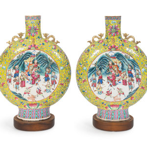 Appraisal: A Pair of Chinese Famille Rose Porcelain Moon Flasks TH