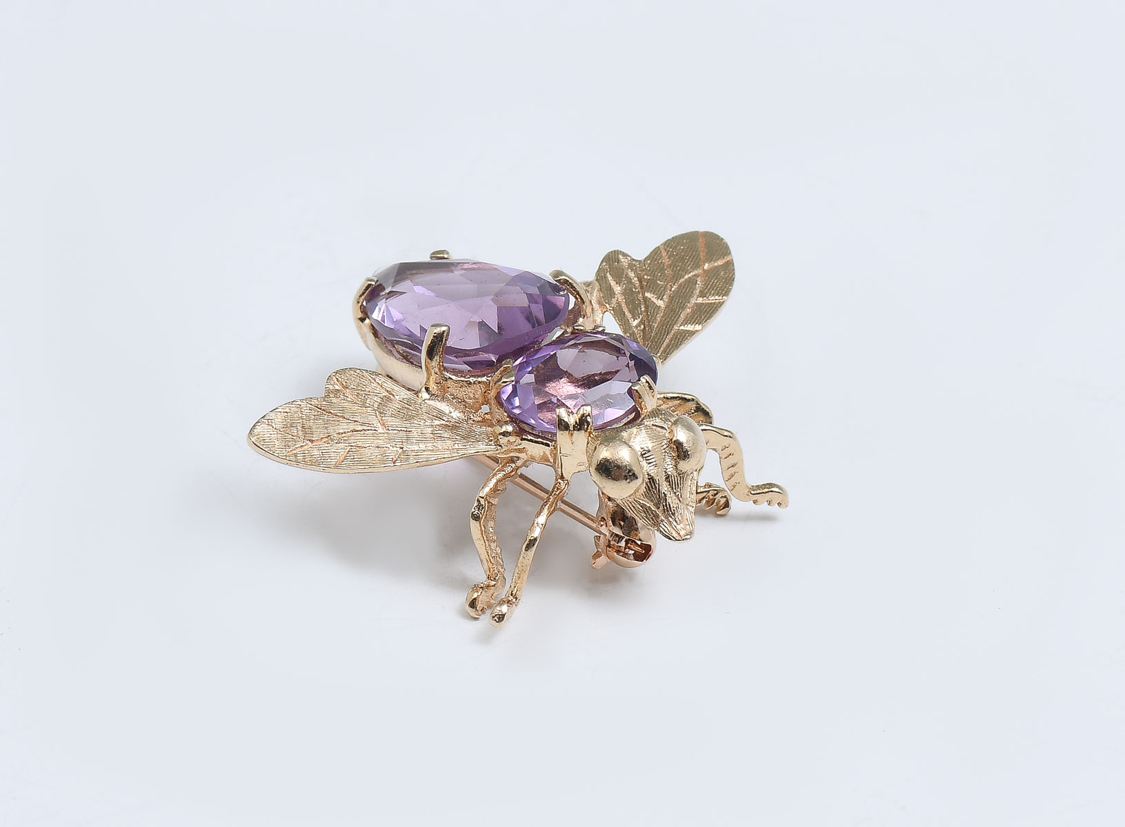 Appraisal: K CTW AMETHYST BEE PIN K yellow gold bee' pin