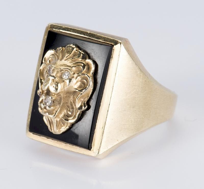 Appraisal: K Lion Ring K gold gent's ring with raised yellow