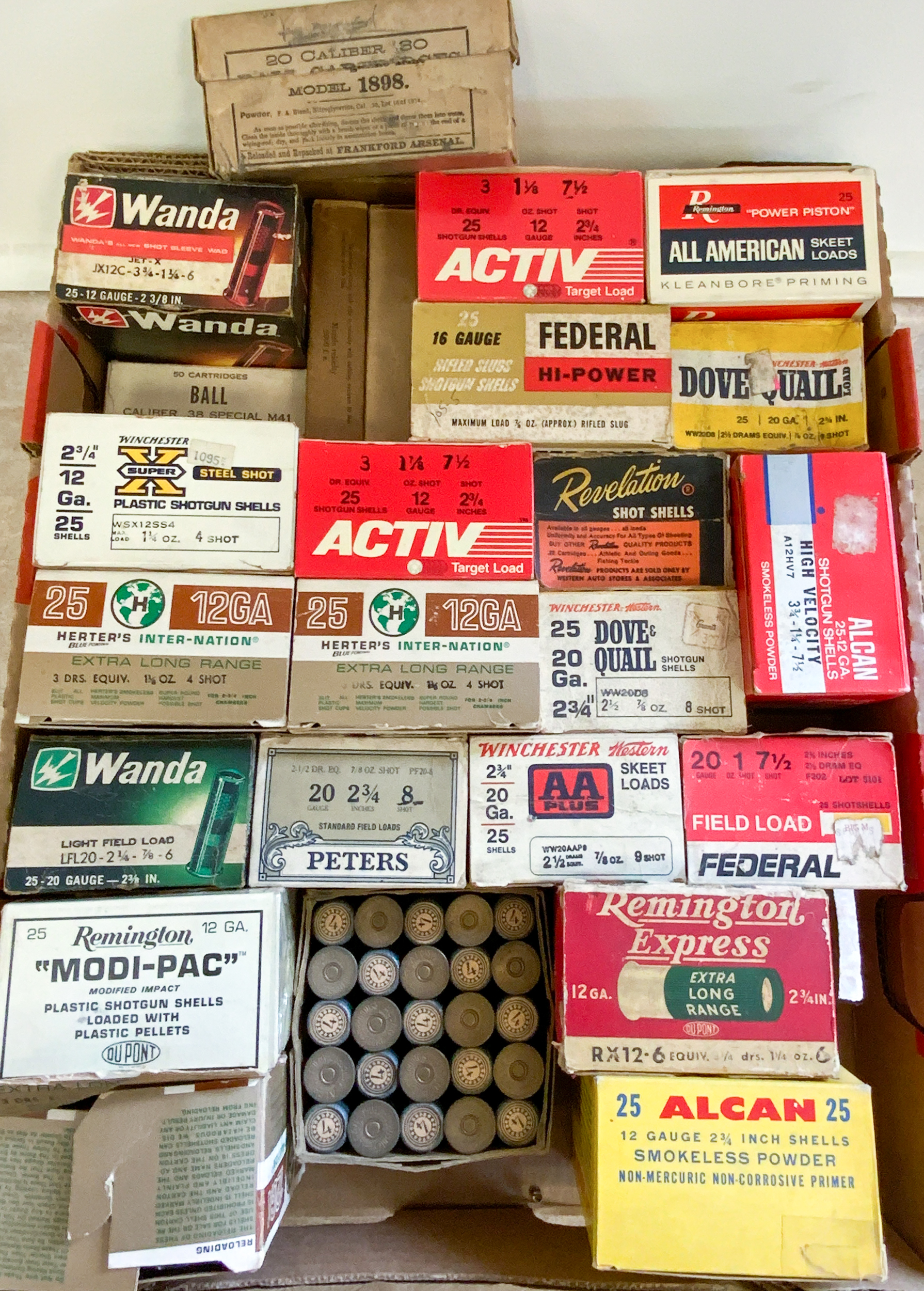 Appraisal: GROUP OF MODERN SHOTGUN SHELLS Approximately full partial Remington Federal