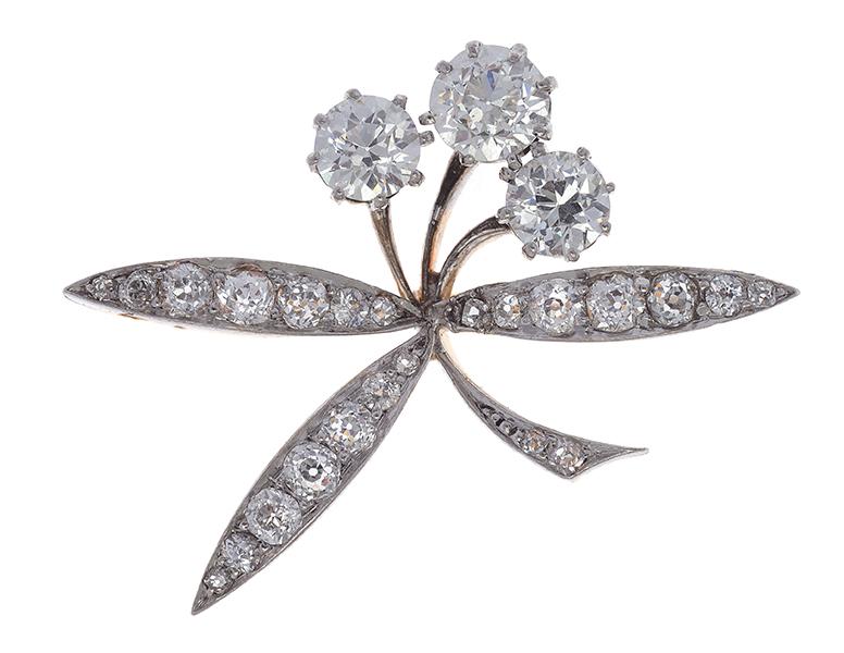 Appraisal: A DIAMOND FLORAL BROOCH Principal stones are colour H and