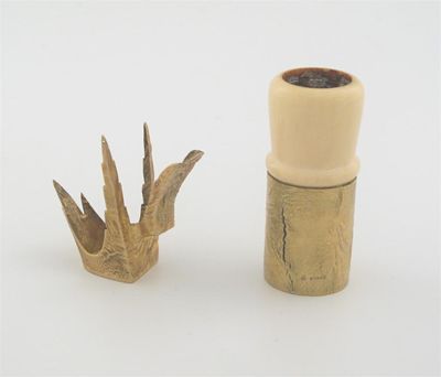 Appraisal: A modern ct gold mounted ivory shaving brush lacking bristles